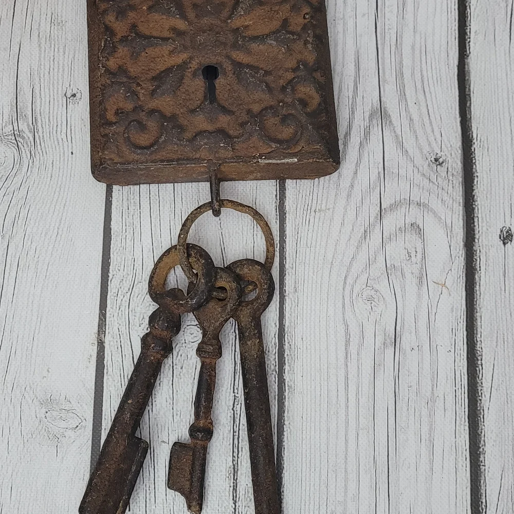 Vintage Metal Key Wall Decor